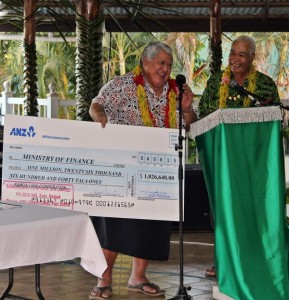 PM Tuilaepa receives the dividend cheque from Chair of the SLC Board Lavea Tupuola Lemalu Sione Malifa