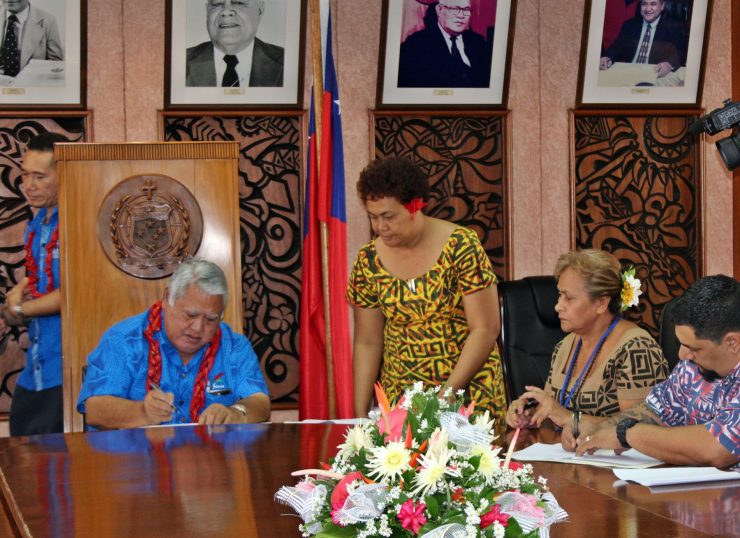 Prime Minister Tuilaepa and PIDC Vice Chair Damien Jacklick sign the documents for relocation of PIDC HQ from Suva to Apia.