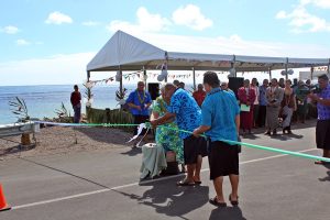 Deputy Prime Minister and Minister of Natural Resources and Environment, Fiame Naomi Mataafa cuts the ribbon with help from Nafoitoa Talaimanu Keti (MP for Saleia)